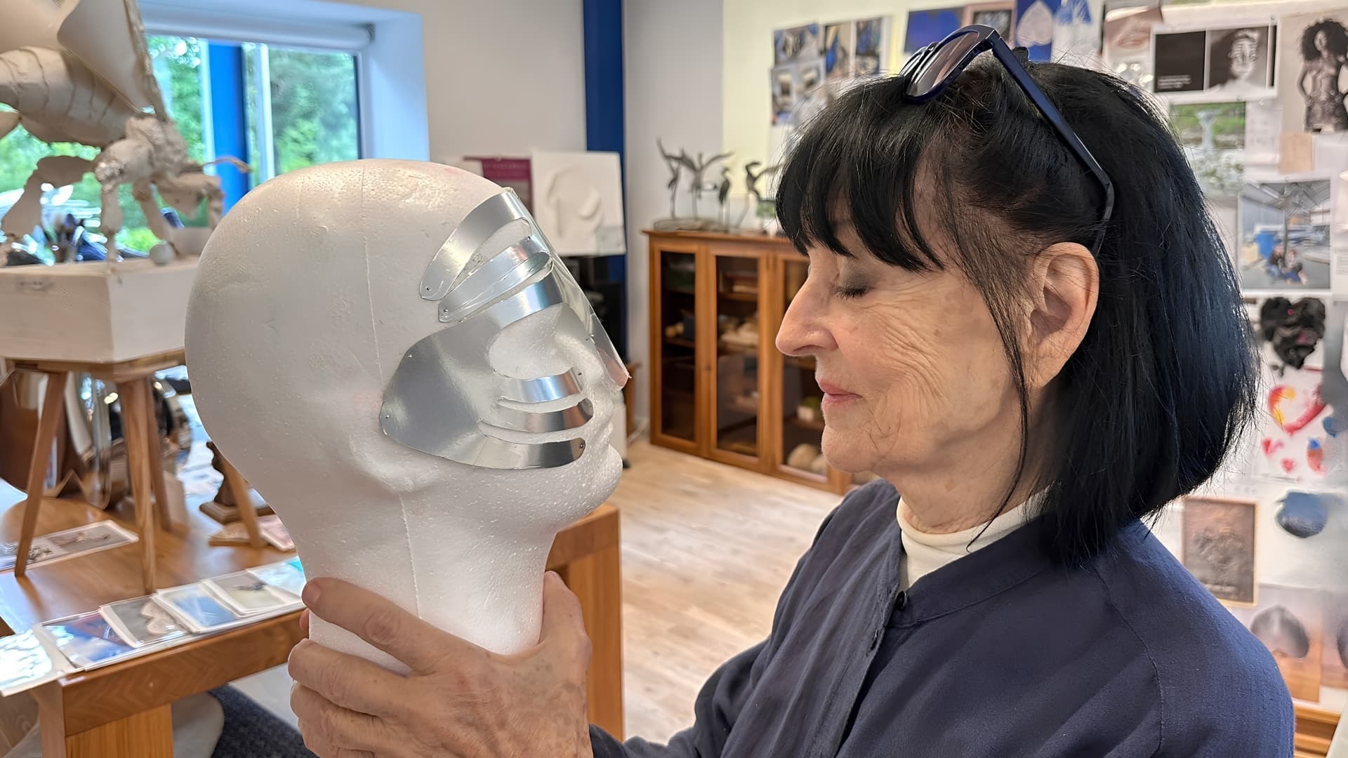 Sonja Knapp dans son atelier avec une sculpture de tête